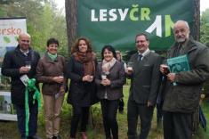 Starostové obcí Hradištko -  Jiří Kubela, Sadská - Cecílie Pajkrtová, Třebestovice - Irena Bělohlávková, místostarostka Hradištko - Jana Kubová, lesní správce Nymburk Miroslav Němeček a&nbsp;krajský ředitel státního podniku LESY ČR Ing.&nbsp;Jiří Makovec otevřely s