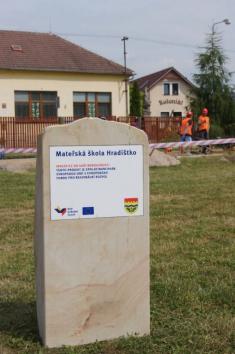 Základní kámen mateřské školy Hradištko bude po&nbsp;dokončení stavby umístěn u&nbsp;vchodu.