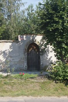 Hradištko - vchod do&nbsp;Klubu důchodců / okno ze&nbsp;zaniklého kostelíku v&nbsp;Kersku